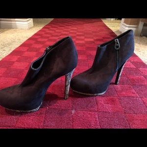 Size 8 platform heel in suede w snakeskin design.